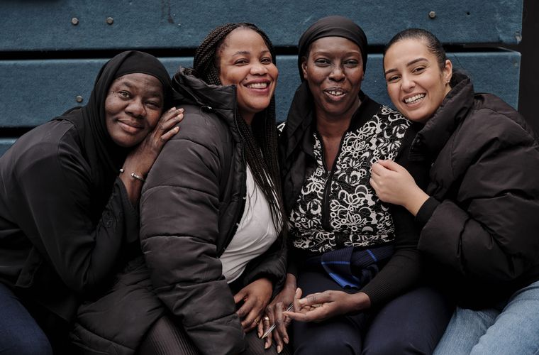 Quatre apprenantes de l'Institut Enteam, souriantes