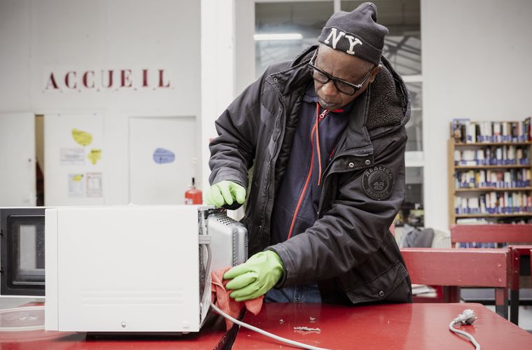 Un apprenant en situation de travail sur un plateau technique