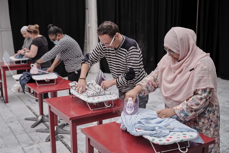 Atelier pratique, plusieurs apprenants en poste de travail